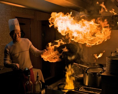 cocinero-con-wok-en-llamas