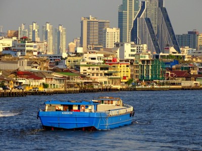 barco llegando a Bangkok